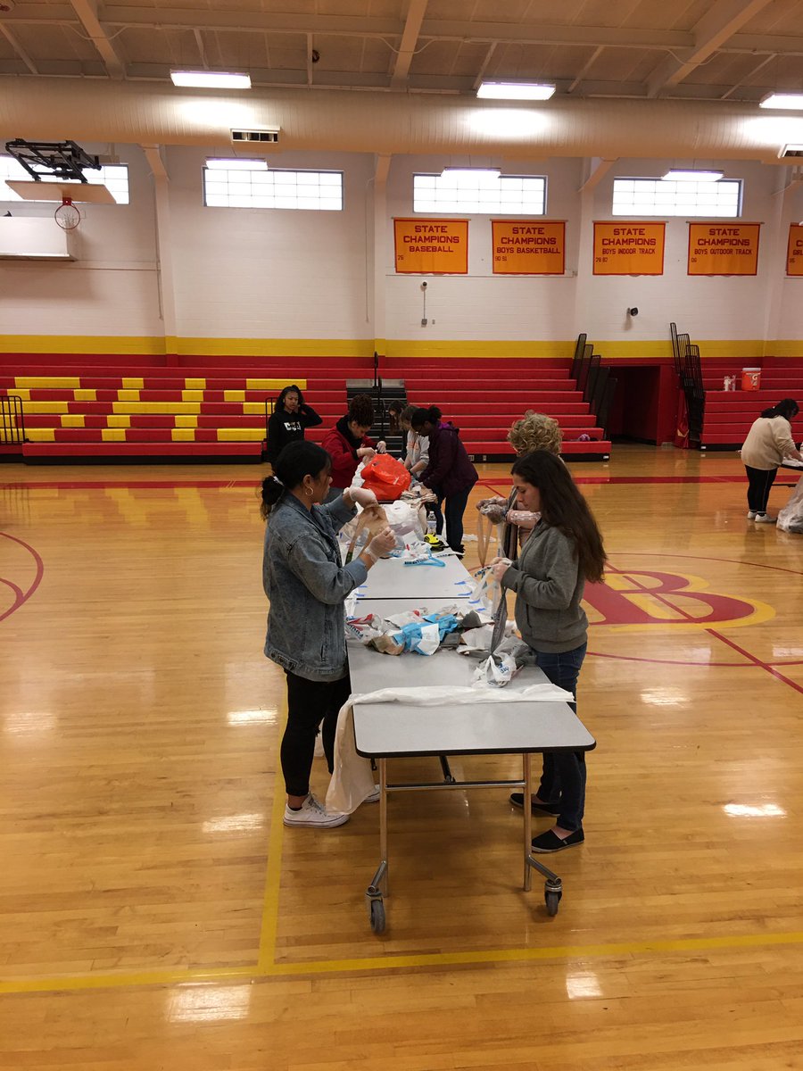 Hello_Newman00's tweet photo. Our @BHSMarlins #2020BHSSALT #ServiceProject is in full gear! We have some great help already here & more on the way! Truly #Warmsthe❤️💛 #homelesshustlenetwork #MakeYourMarkMarlins #PLARNMats @VBFACE1 @vbschools @WTKR3 @WAVY_News @13NewsNow @PilotSportsNow @virginianpilot https://t.co/GOTpKQjhFB