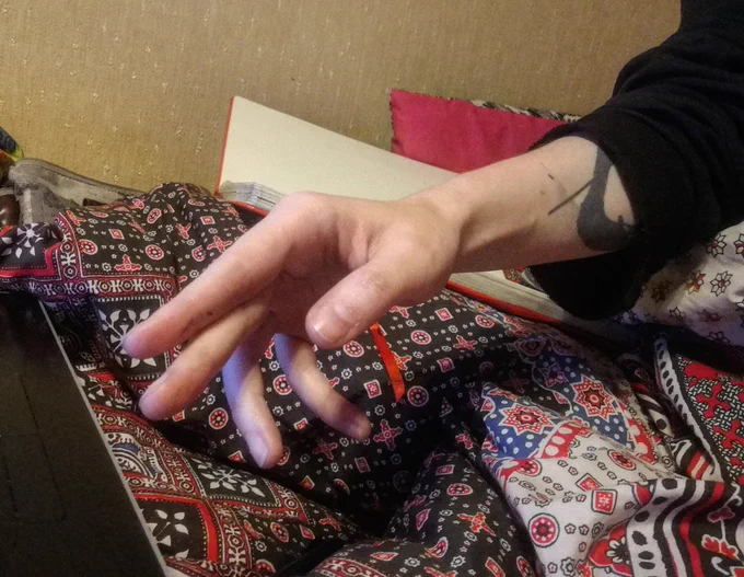 reference hands again! 