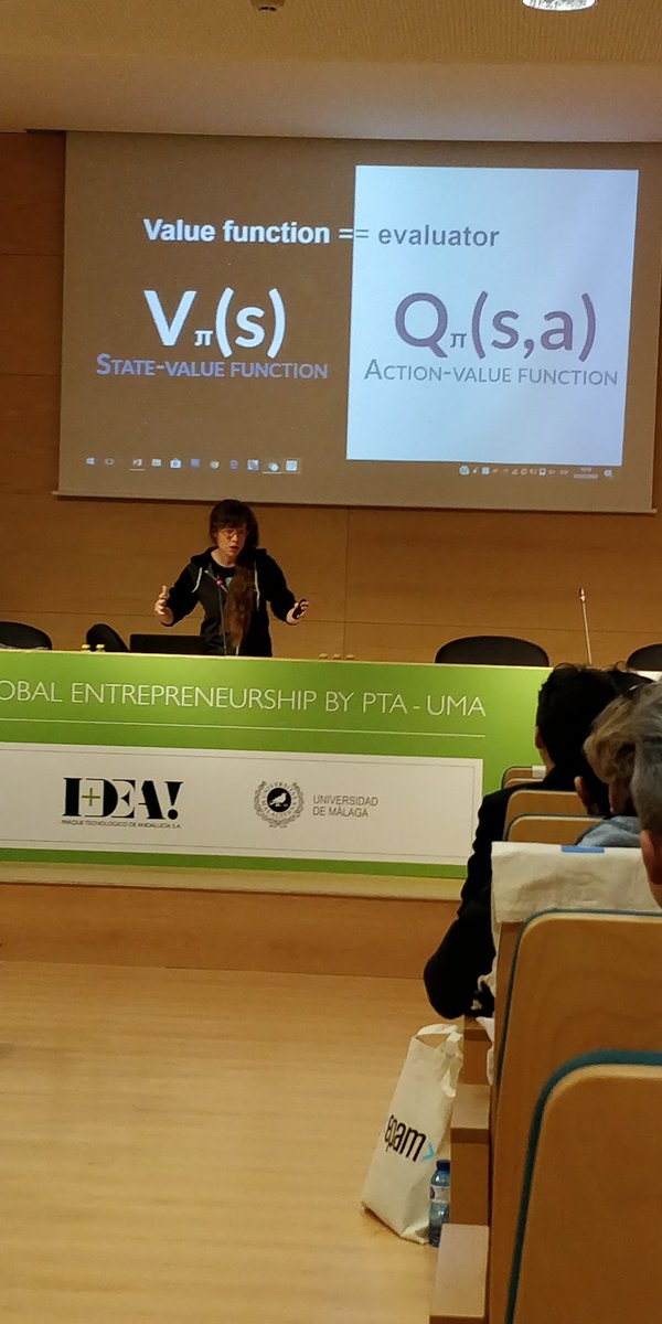 #IWD2020Malaga 

Terminamos el día con <a href="/SoyGema/">Gema Parreño</a> hablando sobre cognitive learning.