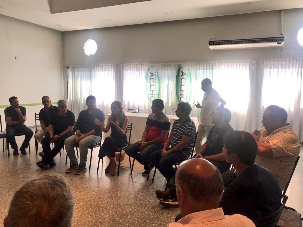 vtolosapaz's tweet photo. Ahora estamos en #LosHornos #LaPlata, charlando con comerciantes y representantes de instituciones organizadas en #ACLHO y #CILHO.
Una importante reunión para despejar dudas sobre la implementación y utilización de la Tarjeta #AlimentAR.
@ArgContraHambre https://t.co/NTk5wnY0Ir