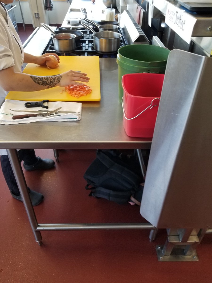 CulinaryFedera1's tweet photo. We have begun and everyone is cooking up a storm #FoodWars #Culinaryarts https://t.co/Ivj9sRlaFd