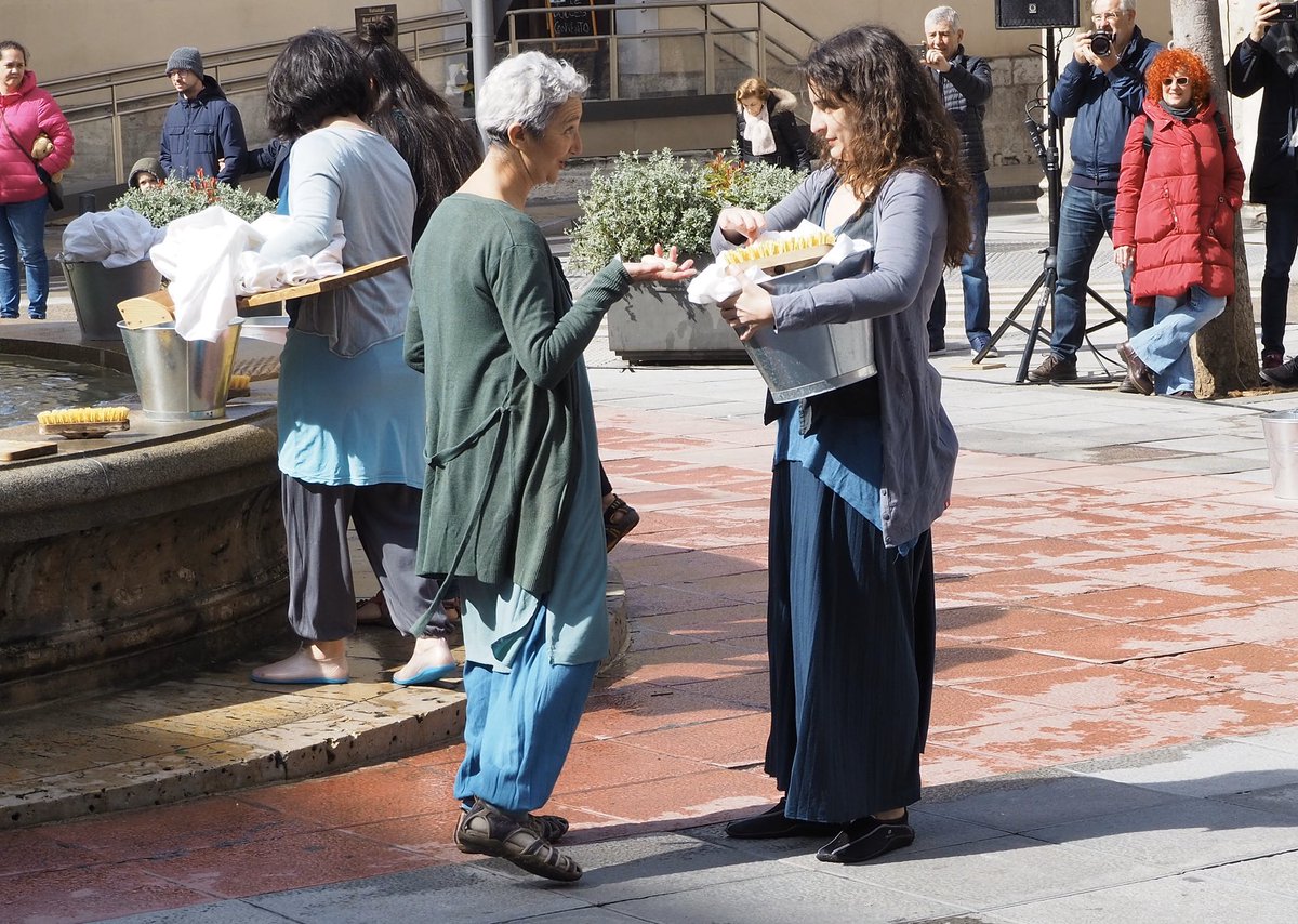 infoVLL's tweet photo. La Plaza de Santa Ana, 
una plaza que preserva los vestigios del uso público,
unas mujeres que lavan,
agua y jabón por todas partes,
ropa blanca y
un lavadero
donde estas mujeres comparten confidencias,
deseos, miedos
y la cotidianidad que no se detiene #8m #8marzo2020 #labugada https://t.co/1ST1s5BQlw