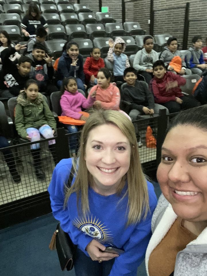 JackLoweSrES's tweet photo. Jack Lowe students and teachers make it to the #ReadForMe2020 event! 29 kiddos, 4 teachers, and a mom & her baby—ready to read! @dallasschools @PersonalizeDISD @TransformDISD @DanforDISD @sabarrios79 https://t.co/9Aq3E0rNUW
