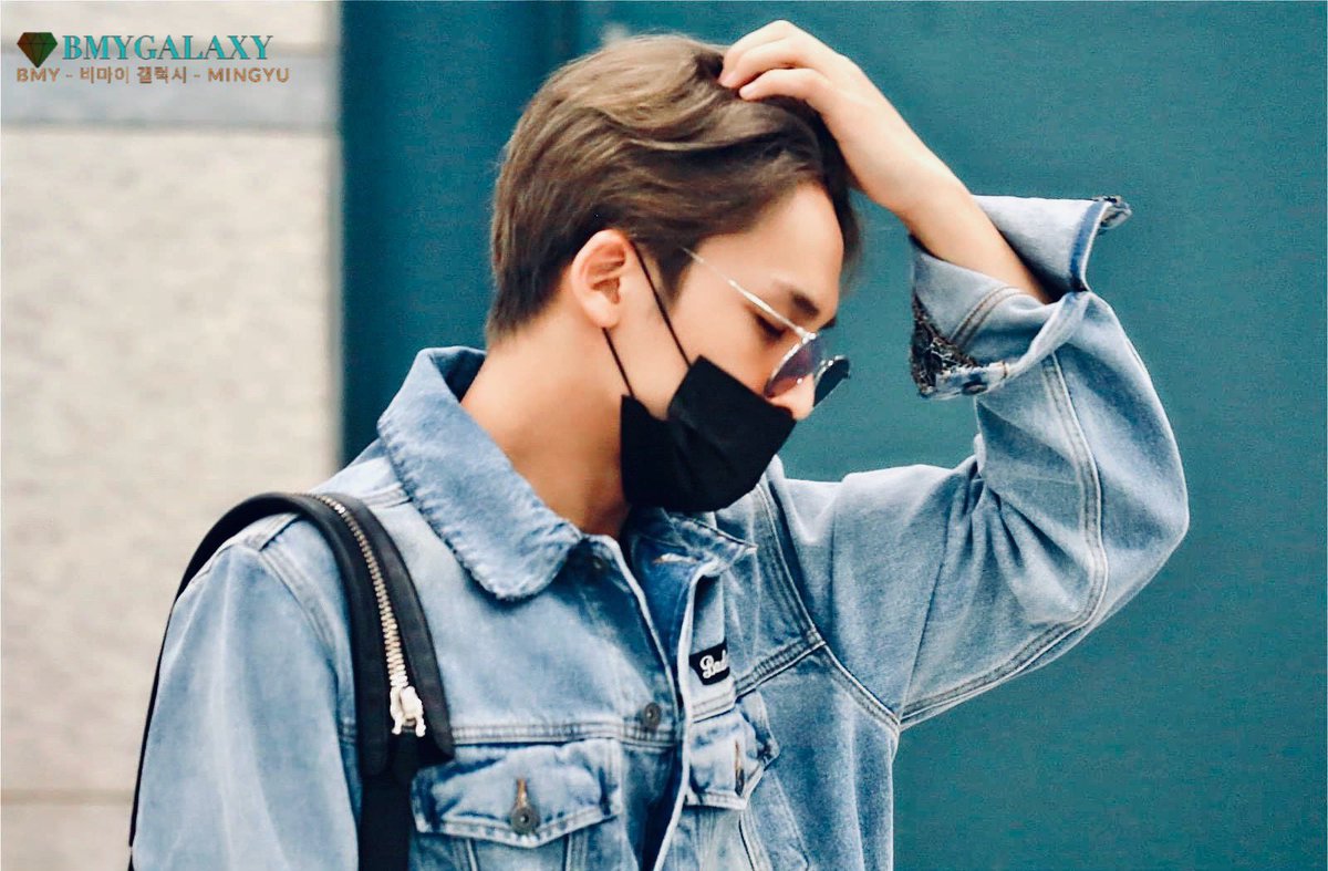 8月の真夏にデニムジャケットを素肌で着るミンギュが最高に好きって