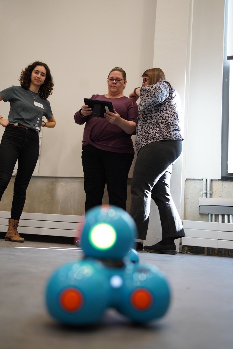 westernuEng's tweet image. Western Engineering #gocodegirl is well under way! We’re learning to code on #scratch, #microbits, and even parents are getting involved! #ldnont @ONWiE_ @ActuaCanada