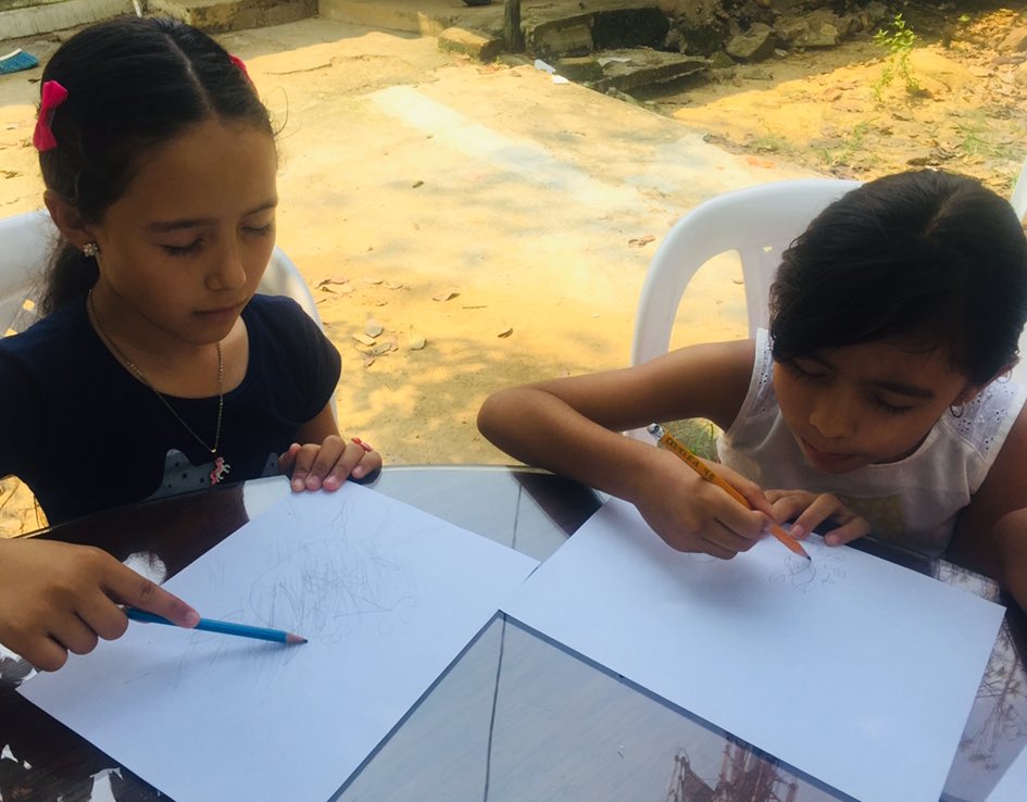 NuevoLiderazgos's tweet photo. #AEstaHora 16 niños imaginando su mundo ¿Por qué? Con los ojos cerrados, papel y lápiz, dibujan sus sentimientos.

Así se transforma #CiudadNorteCiudadJardín

#CNLColorados https://t.co/K98AC8OUCu