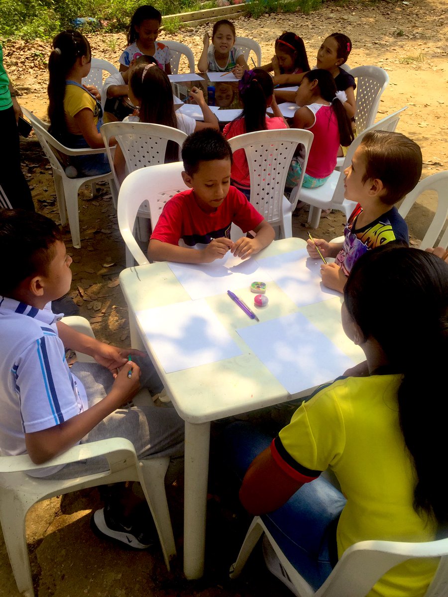 NuevoLiderazgos's tweet photo. #AEstaHora 16 niños imaginando su mundo ¿Por qué? Con los ojos cerrados, papel y lápiz, dibujan sus sentimientos.

Así se transforma #CiudadNorteCiudadJardín

#CNLColorados https://t.co/K98AC8OUCu