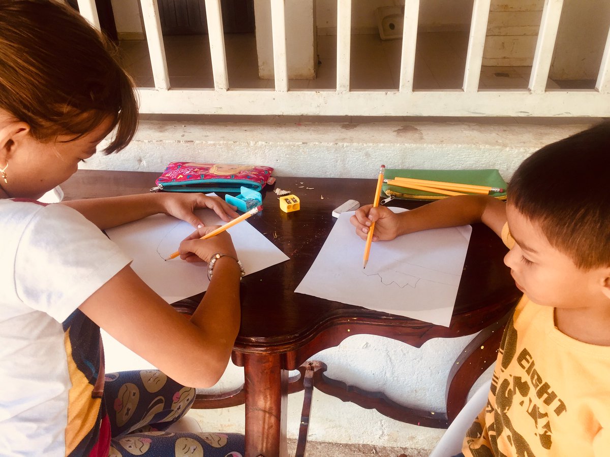 NuevoLiderazgos's tweet photo. #AEstaHora 16 niños imaginando su mundo ¿Por qué? Con los ojos cerrados, papel y lápiz, dibujan sus sentimientos.

Así se transforma #CiudadNorteCiudadJardín

#CNLColorados https://t.co/K98AC8OUCu