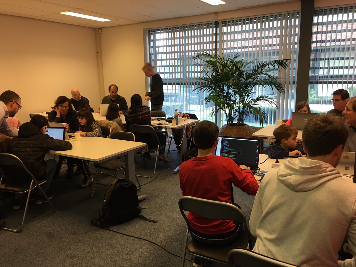 RootnetNL's tweet image. Onze HQ stond vandaag ter beschikking aan de kids van @CoderDojo024 Deze toekomstige generatie programmeurs leerde hier alvast HTML, CSS en een vleugje JavaScript schrijven.