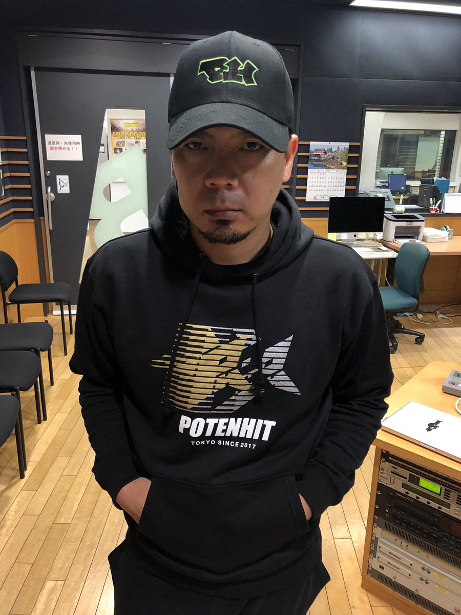 らじこー 天竺鼠 川原のすっぽんぽんラジオ始まってます 今日も Youtubeでやったら面白い企画 紹介 引き続き募集してますがそろそろ第一弾youtubeにアップもしてほしいところをグッと堪えさせていただきます 新作のポテンヒット たまたま撮れた後ろ姿