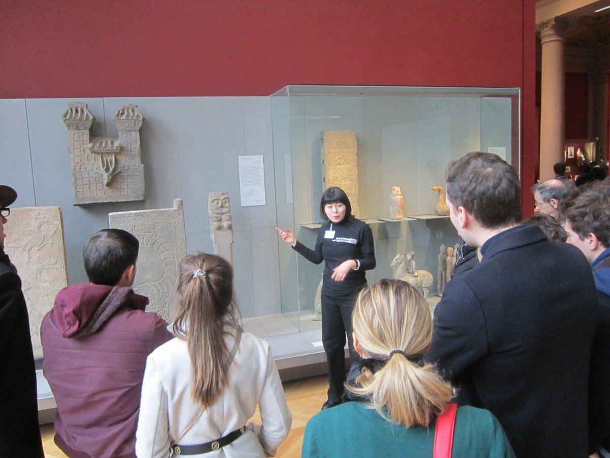 Catalaime's tweet photo. L'aide précieuse des médiateurs de l'@EcoleduLouvre ce samedi 7 mars pour appréhender toutes les facettes de la riche collection du @MuseeCernuschi Merci à eux ! https://t.co/xvzhtasK1i