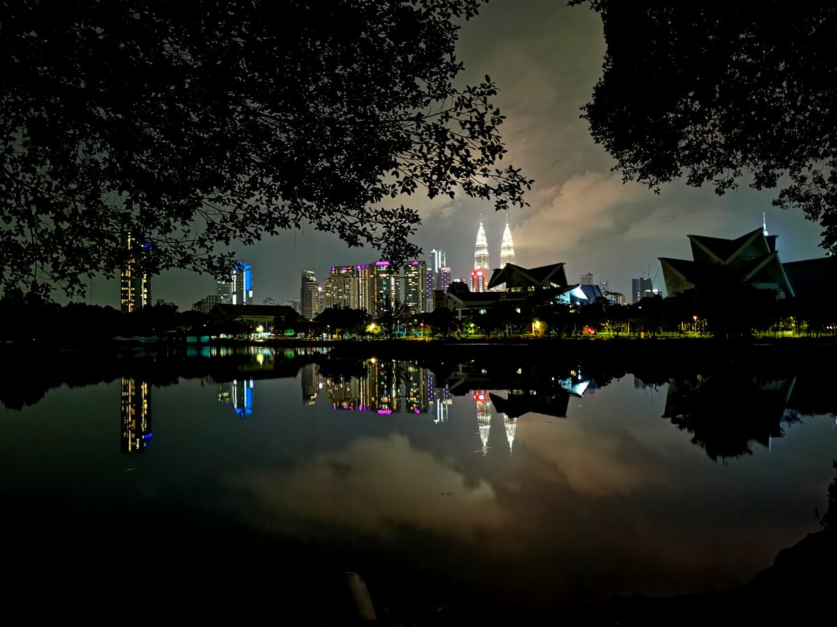 Cantiknya KL di waktu malam

📍Taman Tasik Titiwangsa
📌Titiwangsa Lake Park

#KitKatGoTravel #VisitMalaysia2020 #VM2020 #GayaTravel #DiscoverSelangor #MalaysiaTrulyAsia #CutiCutiMalaysia #HuaweiP30Pro #NightMode