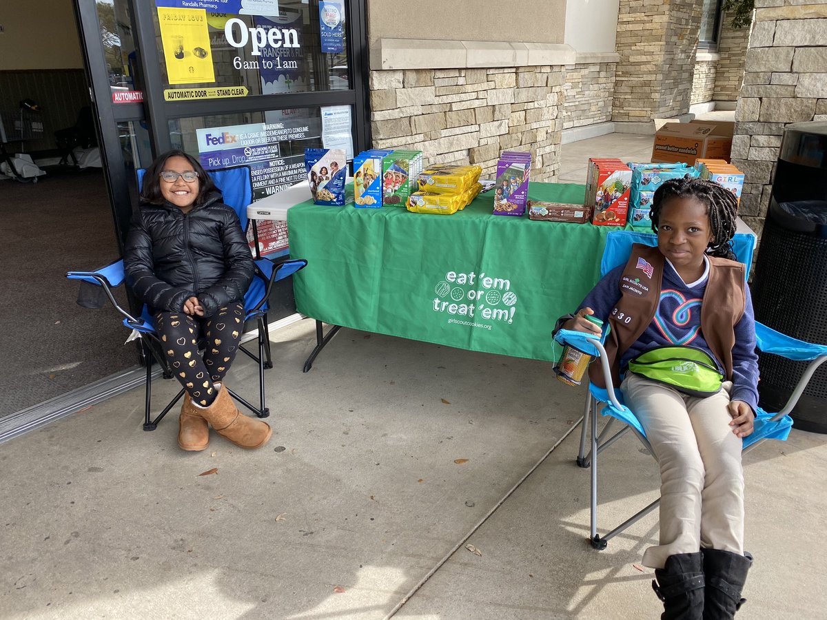 AFHelpsTeachers's tweet photo. Out this morning supporting @Youens_Gators #GirlScouts selling cookies! https://t.co/T9ZrVbzL7o