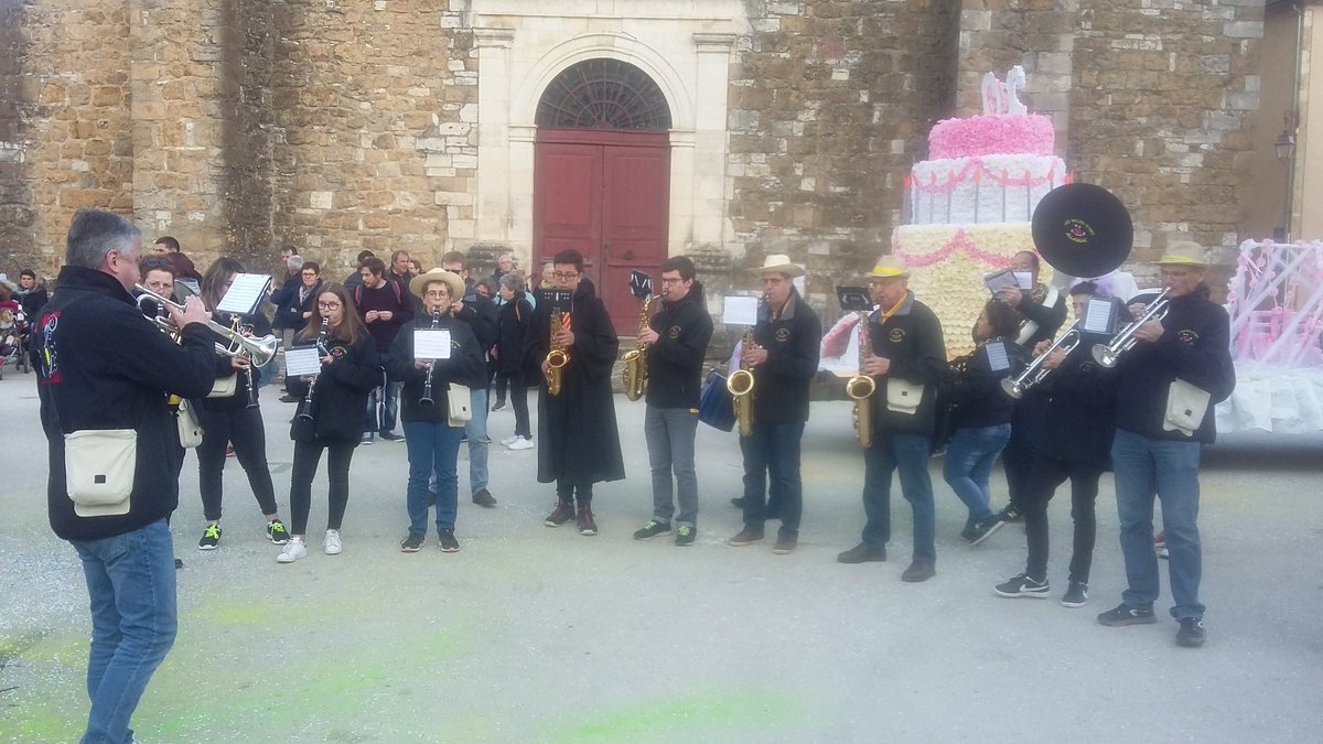 PoumeyrolRemi's tweet photo. Grand plaisir de retrouver sans son village les @ballesonez d'Allassac qui ont intégré des musiciens issus des classes orchestre du collège de @VilleAllassac 
👍👍👍👏👏👏 @JeFCourtes @EMPAllassac19 @Dianemdin https://t.co/im7ScncHH5