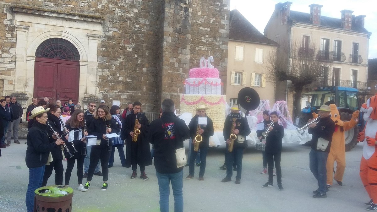 PoumeyrolRemi's tweet photo. Grand plaisir de retrouver sans son village les @ballesonez d'Allassac qui ont intégré des musiciens issus des classes orchestre du collège de @VilleAllassac 
👍👍👍👏👏👏 @JeFCourtes @EMPAllassac19 @Dianemdin https://t.co/im7ScncHH5