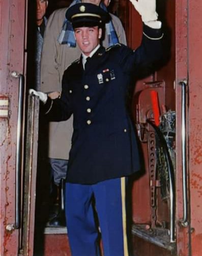 denisecahoon4's tweet photo. 7.45 March 7, #Elvis1960 the train arrives in Memphis and two hundred fans, reporters, and just plain curious waiting of EP. It was snowing, and there was an icy wind, but crowd chanted, “We want Elvis”,  behind a six-foot high wrought-iron fence. #ElvisHistory #Elvis2020 https://t.co/ptDl4BR4Ta