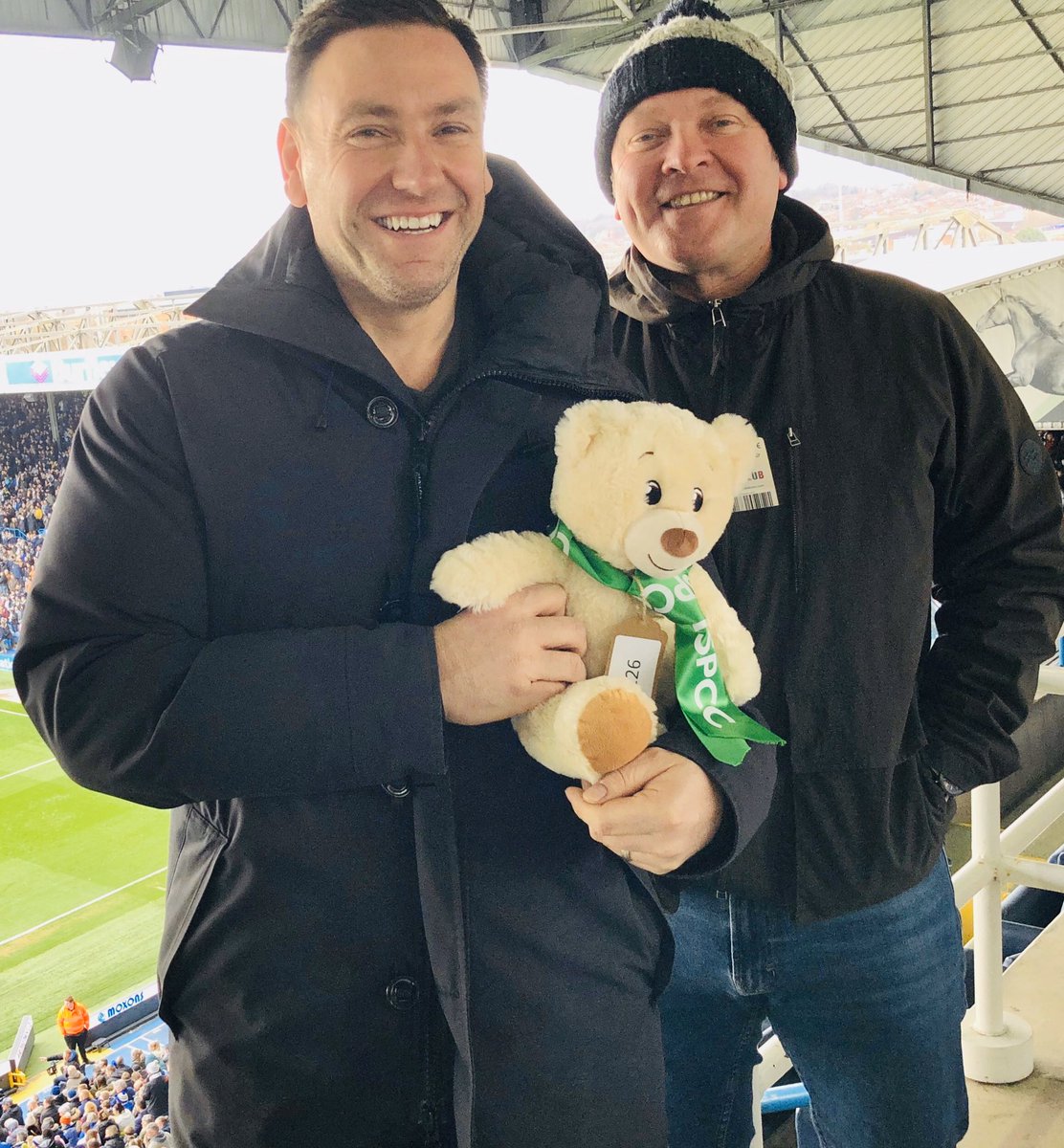 DINO_NSPCCBear's tweet photo. Thank you to Jason Davy at #Rhodar for inviting me to my first football match @LUFC v @htafc 

@ChildLine_Ball @NSPCC #paws4childline 💚🐻⚽️💚

Sadly #papabear’s boys aren’t winning, but there’s time yet 💙🤍 https://t.co/zK6zzY7haW