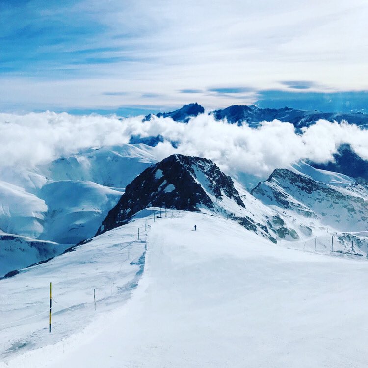 vaujanyaps's tweet photo. Do you like riding empty slopes?! Due to Tomorrowland festival sadly being cancelled the slopes of Alpe dHuez and Vaujany will be empty next week! Good news is the area is now open to everyone with unbelievable accommodation, ski pass and rental offers available! https://t.co/yI02D3D9CE