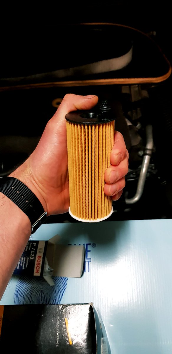 saszynski's tweet photo. Filtr oleju w F10 2.0d.
Wspolczuje silnikowi, jak ktos zmienia olej rzadziej niz co 15kkm🤦♂️
#workafterhours https://t.co/TGsRAj47E3