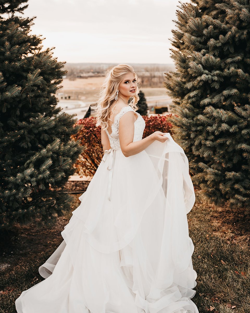 Paloma_Blanca's tweet photo. Our stunning #PalomaBride Mariah has us swooning! The warm vibes from her special day will keep us heated on the coldest of days 😍
#Style4798
Photo by: Jill Caren Photo
Bridal Boutique: Something White Bridal Boutique https://t.co/exGMgsJBHe