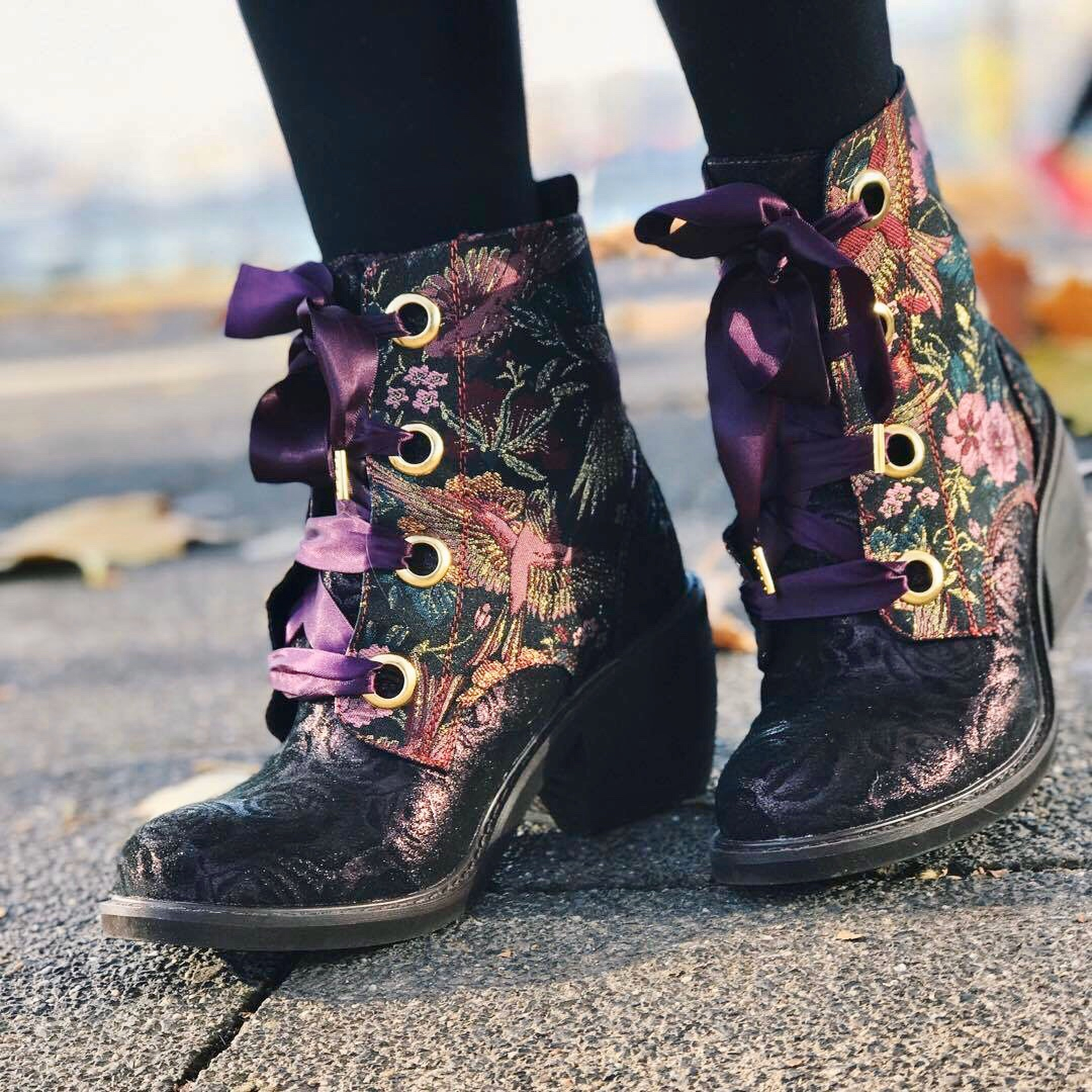 IrregularMexico's tweet photo. 🌸Quick Getaway🌸
Dale un twist a tu outfit esta primavera con este clásico de IC.
Disponible en  3 colores en IC Mèxico🇲🇽 y tienda en linea
https://t.co/qFB8TTtQ8p
.
#irregularchoicemexico
#irregularchoiceshoes 
#zapatos 
#shoeaddict 
#irregularchoiceaddict
#primavera2020 https://t.co/5QKolq8kHe