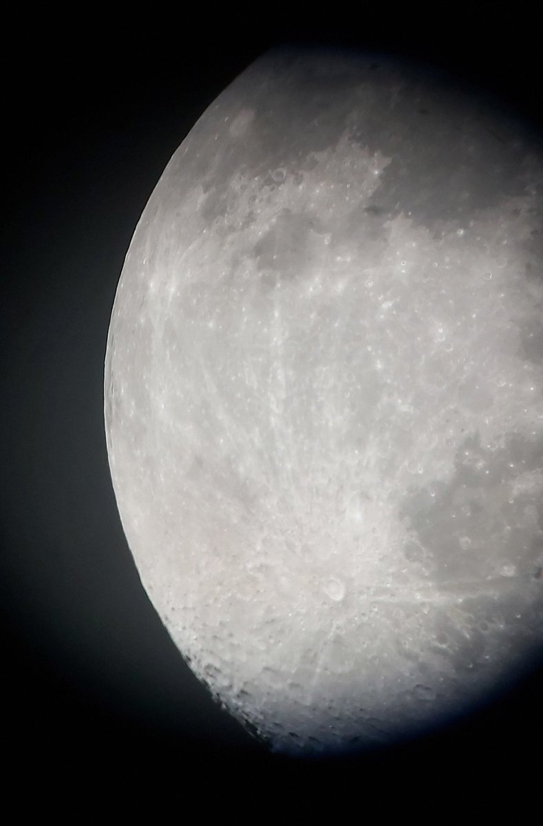 JonLaiMD's tweet image. Not looking into a microscope this weekend. Instead, I was scanning the moon @GriffithObserv . It&apos;s also possible to snap a picture through a telescope&apos;s eyepiece ! #postconference #touristing #USCAP2020 #lenses #gibbous