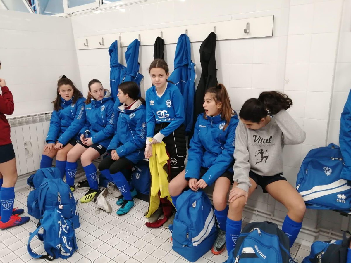 KirolMerced's tweet photo. El infantil .ha jugado hoy en casa contra el @CGasteiz 
Lo más destacado del partido ha sido el árbitro tristemente .
Lamentable lo que hemos visto hoy, en una competición de deporte escolar donde hay que educar con el deporte,no podemos permitir tener a estas personas con niñas. https://t.co/l95SL7gpVB