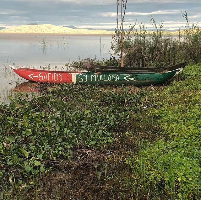 aubondetail's tweet photo. Pirogue... Après une petite rando, place à la détente au bord du lac... Merci à @madagascar.autrement #pirogue #madagascar🇲🇬 #lac #voyage #randonnée https://t.co/rQQOJTAExF