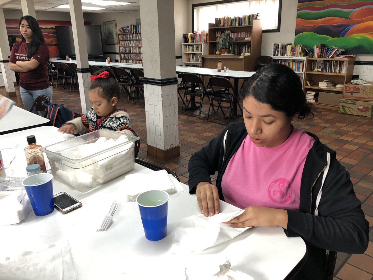 MVPNHS's tweet photo. We put even the youngest volunteers to work. MVP ⁦@northbrookhigh⁩ at the Turning Point Center. ⁦@TeachrHeart⁩ https://t.co/liSn2sJ1o6