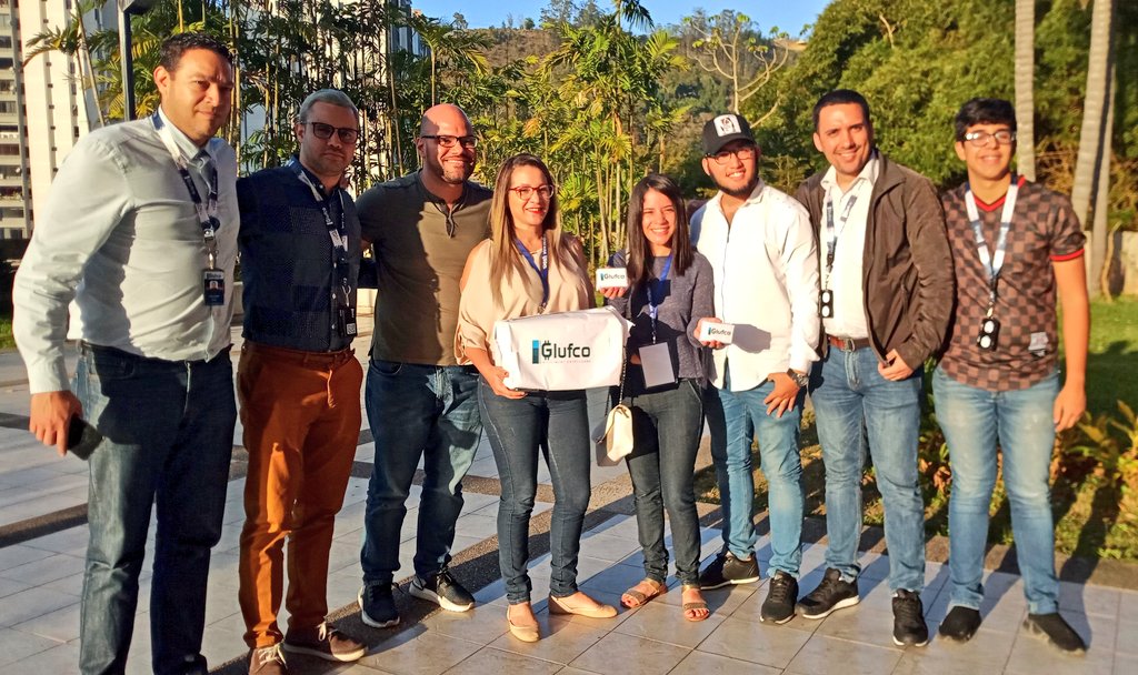 Glufco's tweet photo. Team #Glufco haciendo entrega de #DTC y Tarjetas al equipo @DashMallParking como punto de partida para el impulso de #DASH y la plataforma de pagos @glufco en el occidente del país. Gracias por todo @Dashpay @ernestocontrer https://t.co/vfAO655uC7