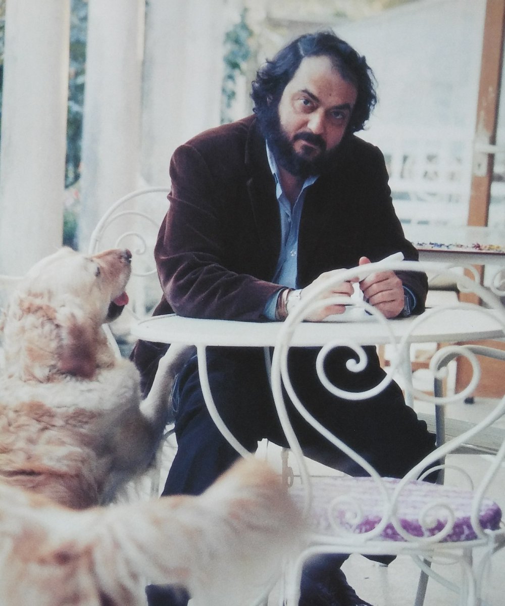 cinedelabestia's tweet photo. Hace 21 años fallecía Stanley Kubrick, hizo cine hasta el último día de su vida, lo recordamos fotografiado con gatos y perros https://t.co/kOCIH4IT75