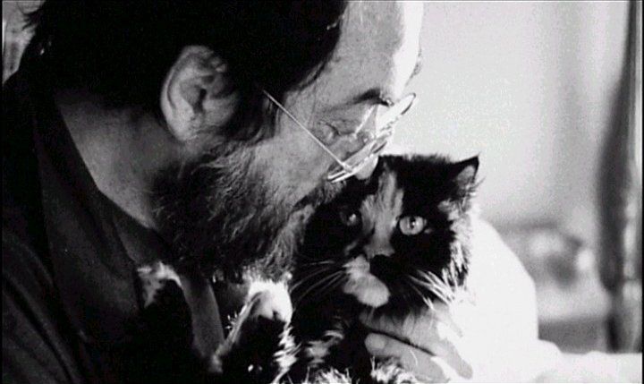 cinedelabestia's tweet photo. Hace 21 años fallecía Stanley Kubrick, hizo cine hasta el último día de su vida, lo recordamos fotografiado con gatos y perros https://t.co/kOCIH4IT75