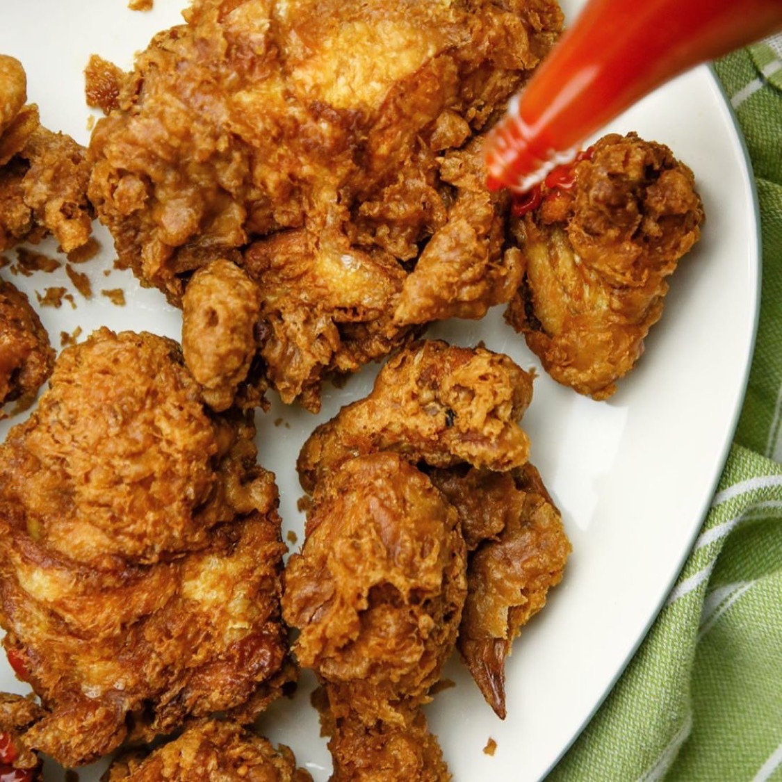 NOWFE's tweet image. Sometimes the most unlikely pairs make for the best duos 🍗🥂 Join us Friday, 3/20 for Fried Chicken &amp;amp; Bubbles at @PythianMarket in the Laurenia Room!

Enjoy a fine selection of bubbles paired with @WillieMaesNOLA  fried chicken &amp;amp; side dishes.

Tickets &amp;gt;&amp;gt;  bit.ly/nowfewillies