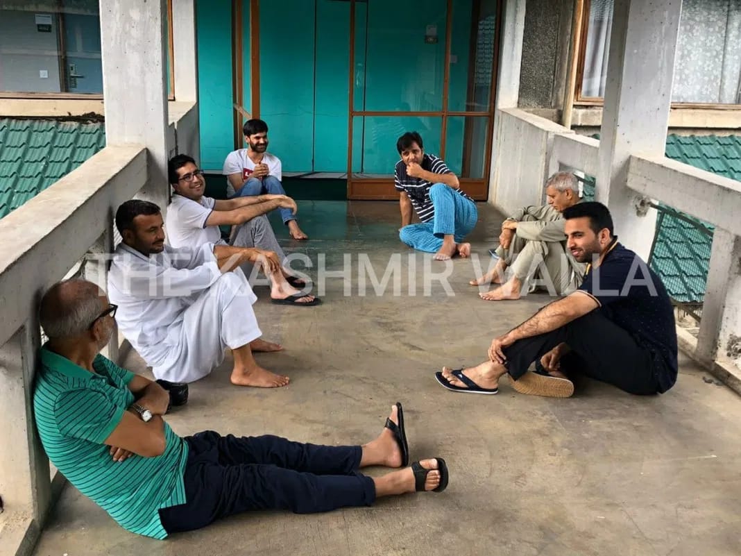 rifatabdullahh's tweet photo. #370 #35A
Viral pics of Former Ministers MLAs and other politicians of Kashmir Valley who were detained after abrogation of Article 370 and 35A. Pics clicked in detention centre/sub jail. 
Sajad Gani Lone, Nayeem Akhtar and Dr Shah Faisal can be seen in these pics. https://t.co/ZhAxfRKcTa