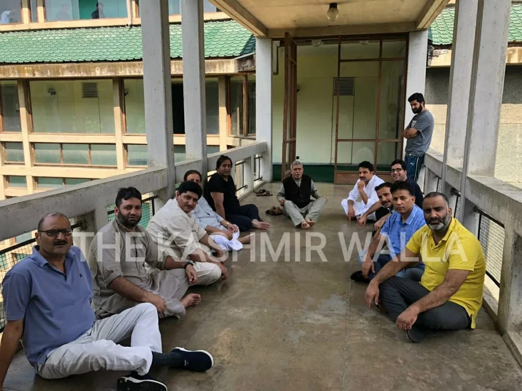 rifatabdullahh's tweet photo. #370 #35A
Viral pics of Former Ministers MLAs and other politicians of Kashmir Valley who were detained after abrogation of Article 370 and 35A. Pics clicked in detention centre/sub jail. 
Sajad Gani Lone, Nayeem Akhtar and Dr Shah Faisal can be seen in these pics. https://t.co/ZhAxfRKcTa