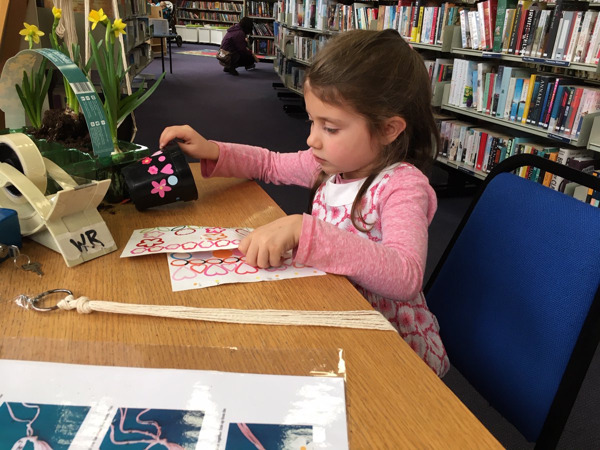 EwellLib's tweet photo. Crafty #heraldofspring fun in the library this afternoon, making macrame plant pot holders.
#surreylibraries #SpringTime #macrame #ewell #Flowers #flowerpower https://t.co/cul8gcNibF