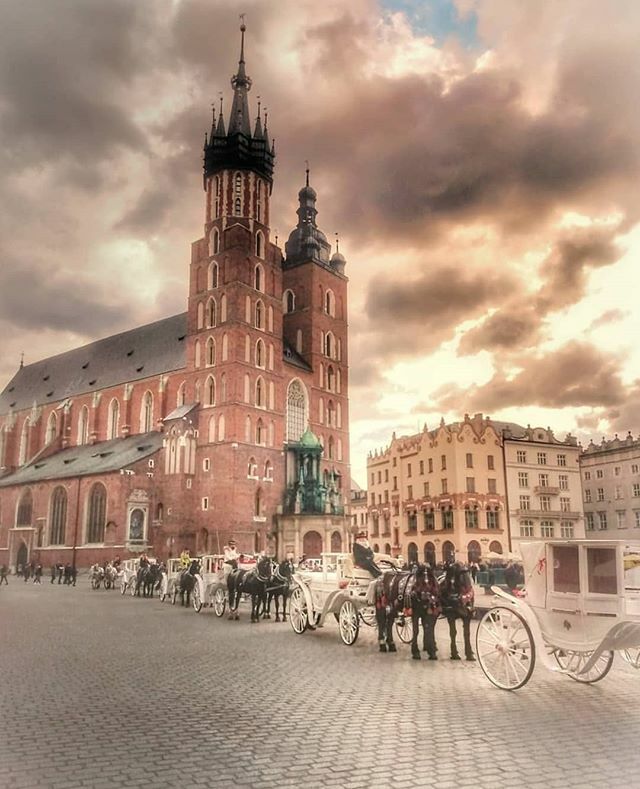 ☆☆EXPLORE☆☆
Today's #igbc_explore photo appeals very much to my own eye. The colour, stlye, horse and carriages are romantic, it reminds me of an old master 
CONGRATULATIONS
@littlenit68 thank you for sharing this beautiful  capture 
#krakow #poland … ift.tt/2TLLSML
