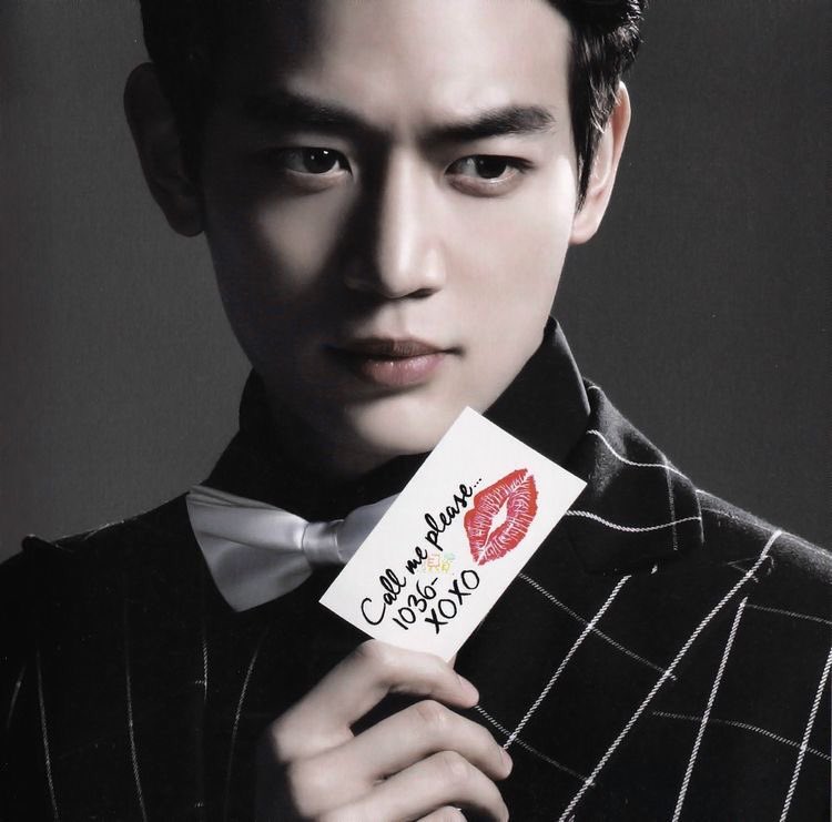 2. MINHO-again with the boxes-gets points if only because of that one part where he waggles his knees and it's literally the best part of the music video full stop-he just wears a suit rly nicely-doesnt go for the pointed toe shoe which i respect-he's so sexy