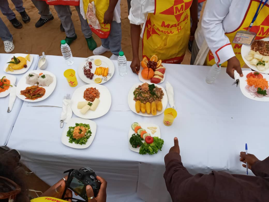 MicheleEbongue's tweet photo. Ça y est! Place à la présentation des plats
Concours culinaire futur Chef
#Maggi
#Whatisinthecube
#NestléCameroun
@NestleCWAR_FR https://t.co/Xk7EbcOrOC