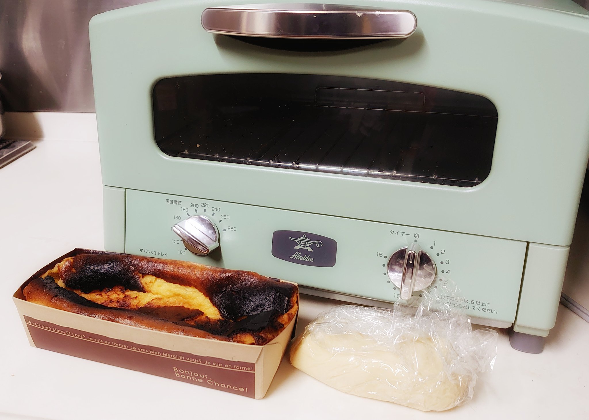 裏花火 蘇とバスク風チーズケーキ 上を黒く焦がしたチーズケーキなのです 焼いたのは後ろのアラジンのトースター これで焼けてしまうの凄い しっかり冷蔵庫で冷やしてから味見なので今は我慢 T Co Mn6ezgon4o Twitter