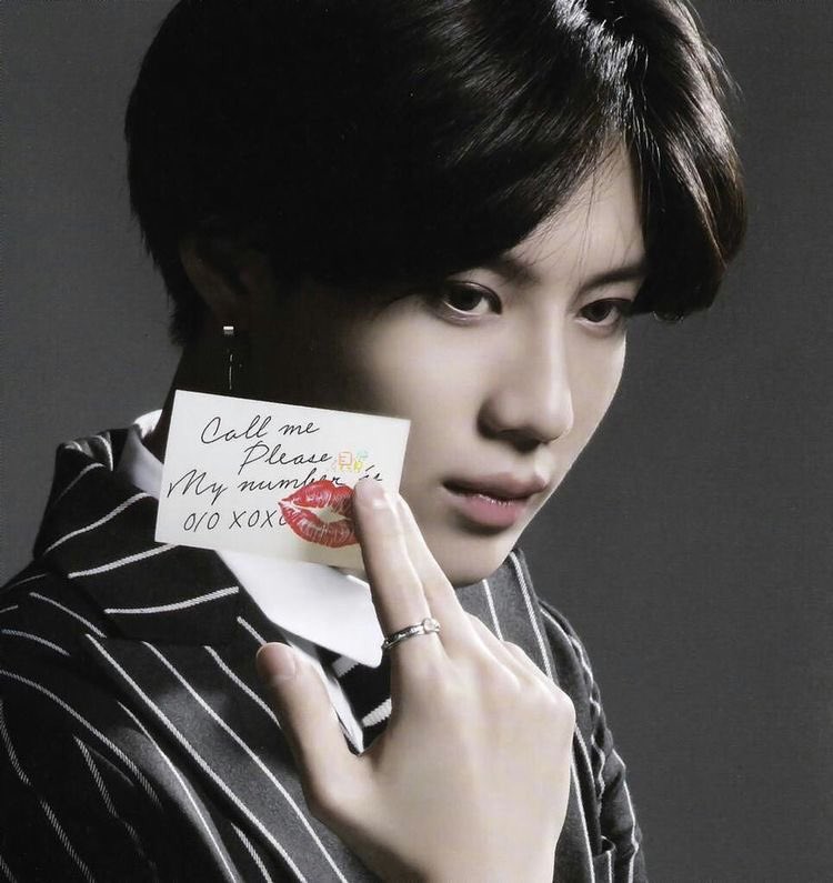 3. TAEMIN-prominent stripes, a little far apart, looks like jack skellington but not in a bad way-gets points and ultimately why he's at third place and not fourth because he does keep the button done the entire time and i just think taemin waist-also HEELS. what a man