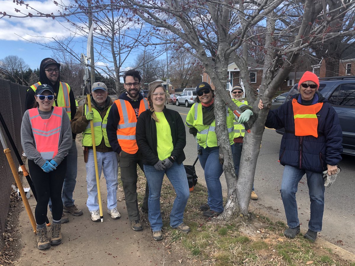 SheriShannon27's tweet photo. Had fun this morning learning how to prune trees with the Richmond Tree Stewards! #trees #treestewards #greenrva https://t.co/uL7SYhR6Br