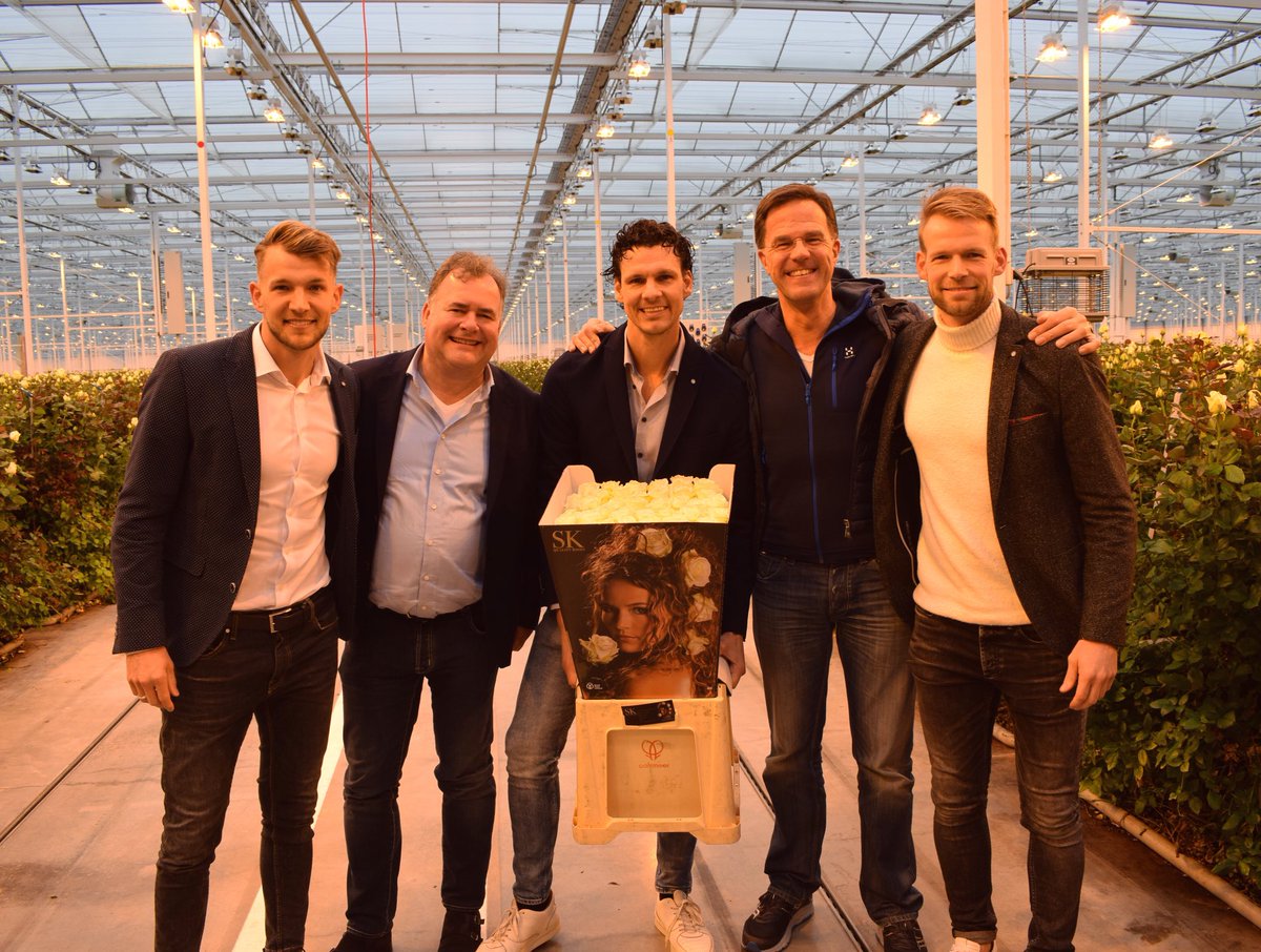 sk__roses's tweet photo. Hoog bezoek van Minister President Mark Rutte. #ODE
.
.
.
#avalanche #avalancheroses #beautyofavalanche #whiteroses #roses #queenofroses #premiumroses #flowerstagram #skroses #today #hoogbezoek #markrutte https://t.co/0UxBtYks35