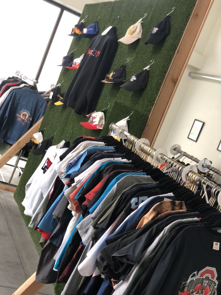 9thGallery's tweet photo. Today at 12, 🔌 last chance to get fully dipped. Vintage Tees, Collecibles, Art and more. Located at 906 E. Carson St. Las Vegas. #TurnUp #DtLV #LasVegas #Thrift https://t.co/KSHCDP4qqX
