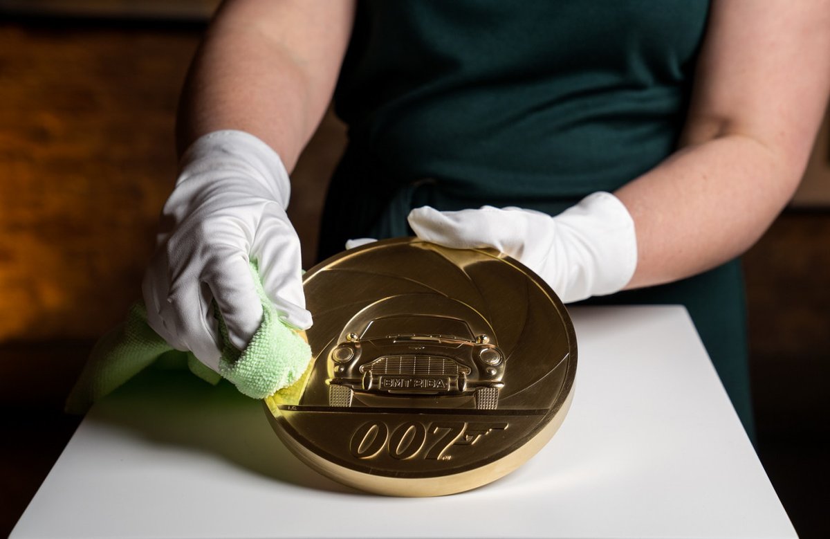 ActuaLitte's tweet photo. 007 kilos de James Bond, pour une pièce exceptionnelle de 7000 £ https://t.co/EiX9xkPPzO
@RoyalMintUK #jamesbond #OO7 #numismatique #or #collectons https://t.co/mQJ7YIVefq