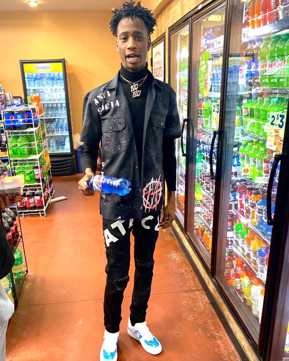 yungmal__15's tweet photo. Aye wats poppin b ? https://t.co/CyRd0oFSo9