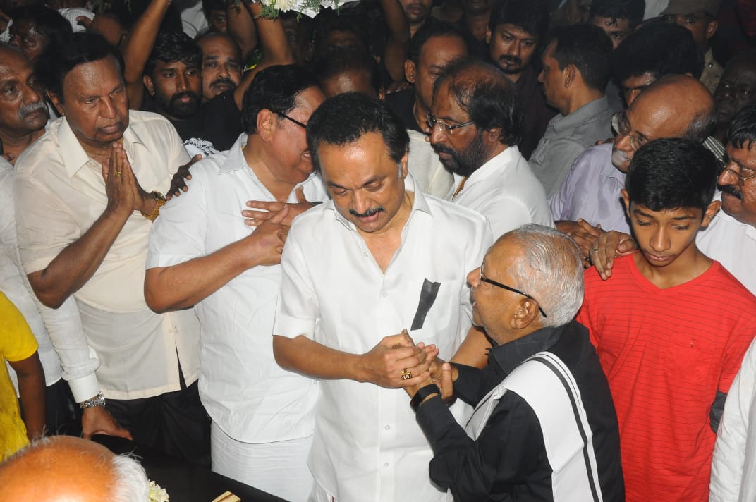 mkstalin's tweet photo. எனக்குத் தாயுமாய் தந்தையுமாய் தலைவருமாய் உயிருமாய் இருந்த பேராசிரியப் பெருந்தகையின் இறுதிப் பயணத்தில் பங்கெடுத்து வீரவணக்கம் ��ெலுத்தி இருக்கிறேன்!

மறக்காது உம் குரல் - கொள்கை - நோக்கு!

கனவு ஆசானே! உங்கள் கனவுகளை நிறைவேற்றிக் காட்டுவோம்!

வாழ்க #பேராசிரியர் புகழ்! https://t.co/LUp0nb47oI