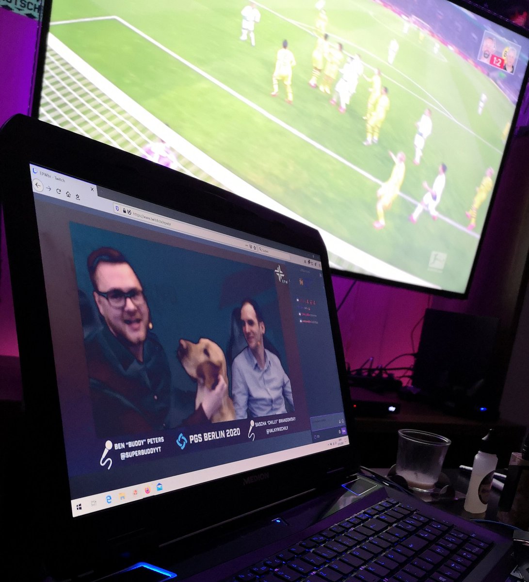 So wird das #PGSBerlin geschaut 😜 <a href="/EPWesport/">EPW</a> <a href="/SuperBuddyYT/">Ben Buddy Peters</a> schöne Grüße an <a href="/EpwScotty/">Scotty_EPW</a> 😘