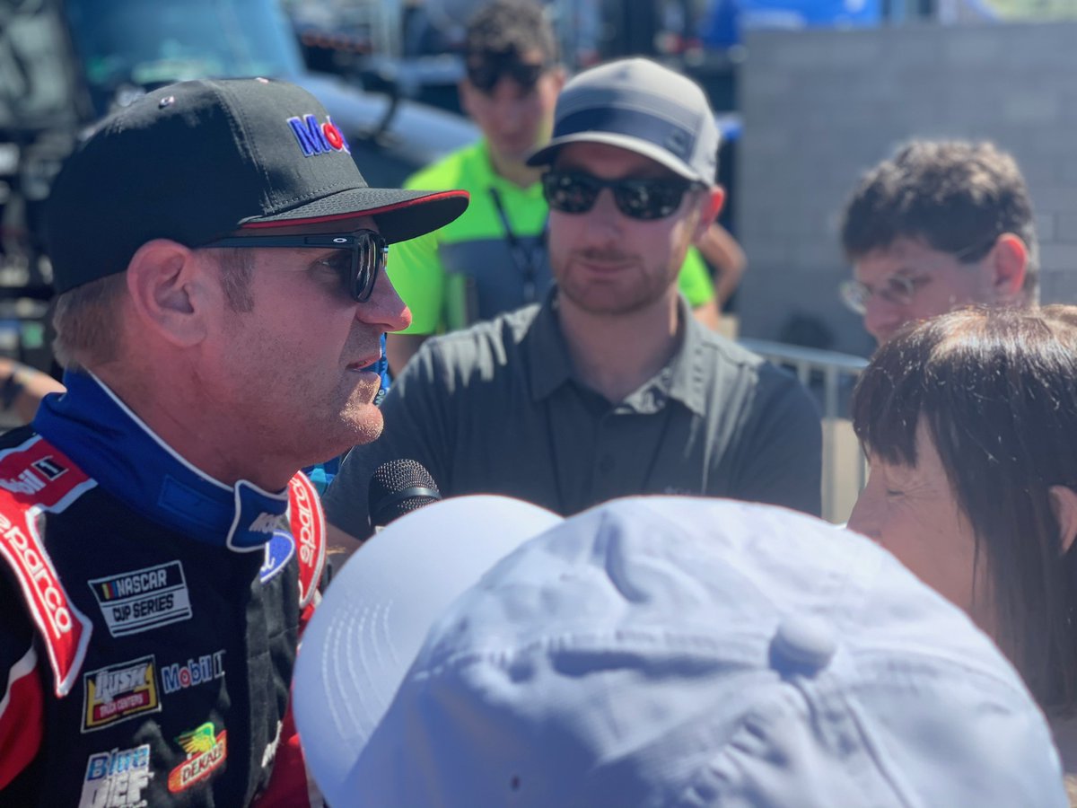 HaasFactoryTeam's tweet photo. Bowyer's on the mic!

@ClintBowyer | @Mobil1 https://t.co/ImVKXNNWHy