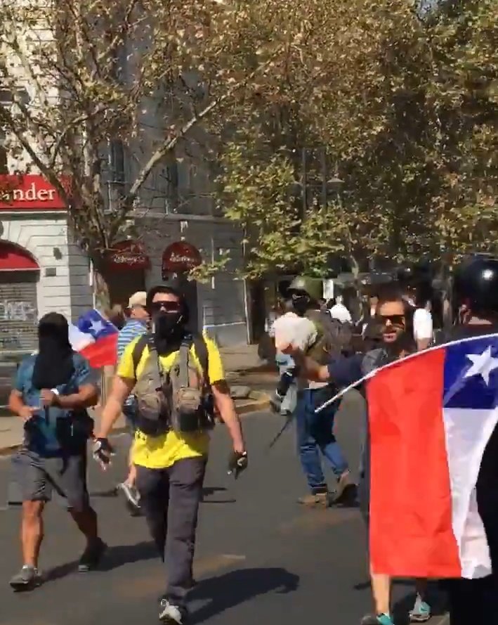 Agustin00324448's tweet photo. Estos son los delincuentes armados y con apoyo de carabineros agredieron a Rafael cavada y  otras personas. Estos neonazis impunes atacan a las personas que discrepan con su totalitarismo https://t.co/uExT5LSl8E